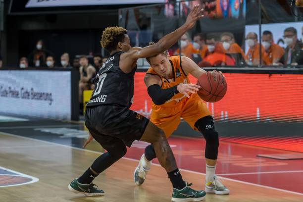 罗马诺：狼队接近签下赫罗纳后卫克雷伊奇，转会费超3000万欧